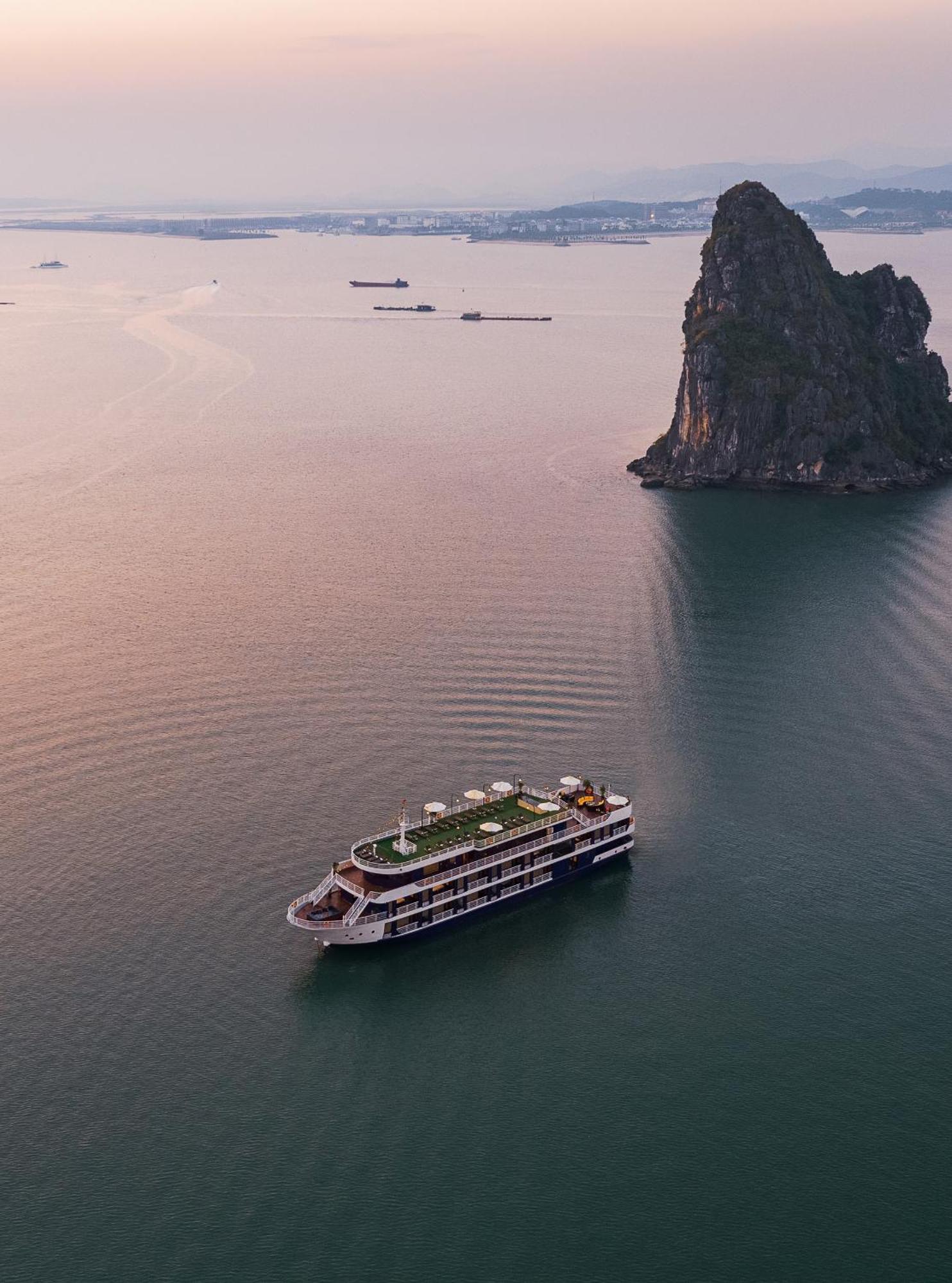 Halong Dragon Bay Cruise Hotel Ha Long Exterior photo